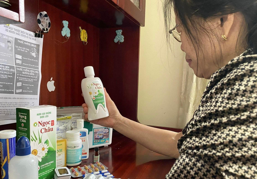 Người dân chuẩn bị thuốc và vật tư y tế thiết yếu phòng COVID-19. Ảnh: T.Hà