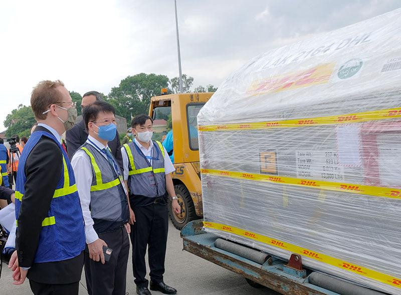 Hơn 97.000 liều vắc xin Pfizer của Mỹ về sân bay Nội Bài