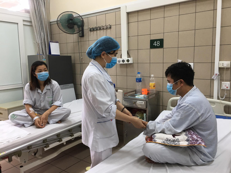 Hai vợ chồng ngộ độc vì dùng tinh dầu xông hơi đuổi muỗi