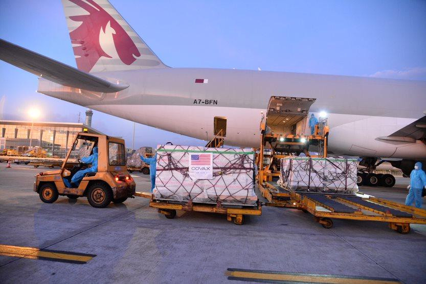 Hơn 2 triệu liều vắc xin Moderna về đến Hà Nội, chuyển gấp 1 triệu liều vào TPHCM