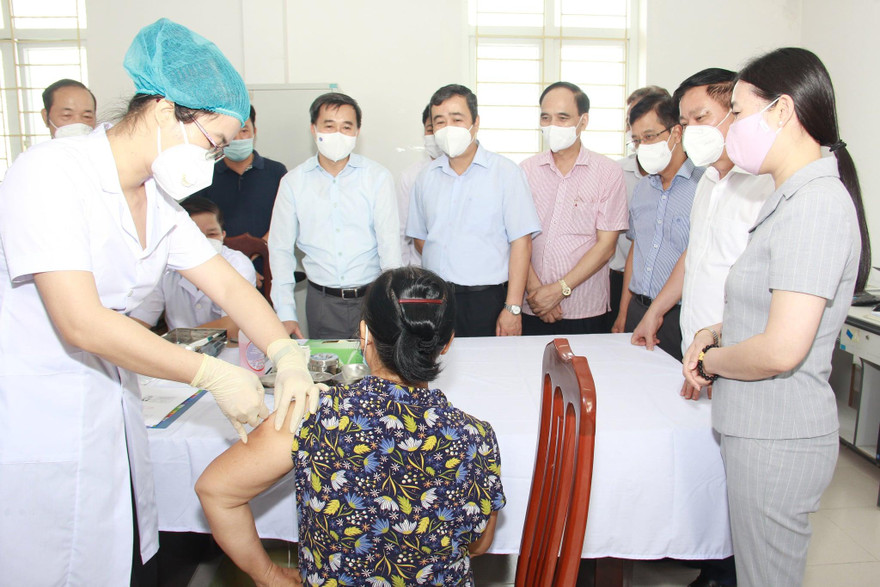 Tiêm thử nghiệm vắc xin COVIVAC chiều 19/8