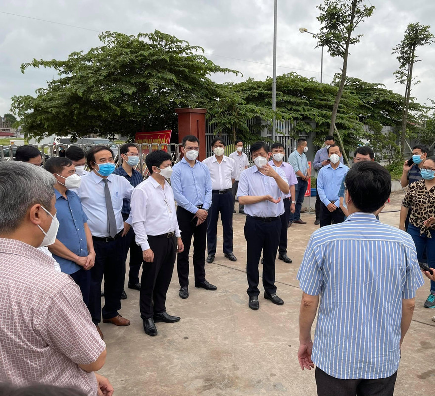 Bộ trưởng Bộ Y tế kiểm tra phòng dịch COVID-19 tại BV Dã chiến số 1 tại Bắc Giang sáng 18/5 Ảnh: Thái Hà