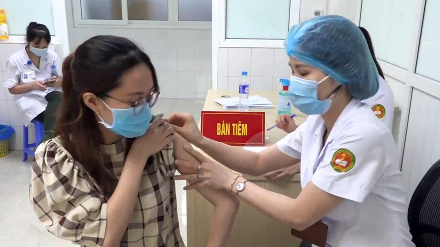 Khoảng cách giữa 2 mũi tiêm vắc xin phòng COVID-19 cách xa nhau có ảnh hưởng gì không?
