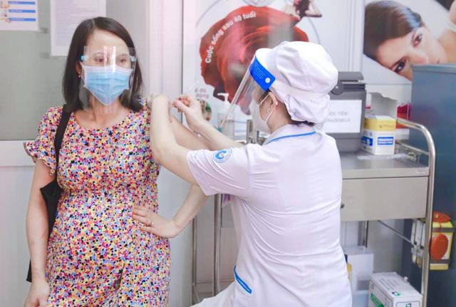 Khẩn: Xem xét ưu tiên tiêm vắc xin COVID-19 cho phụ nữ mang thai