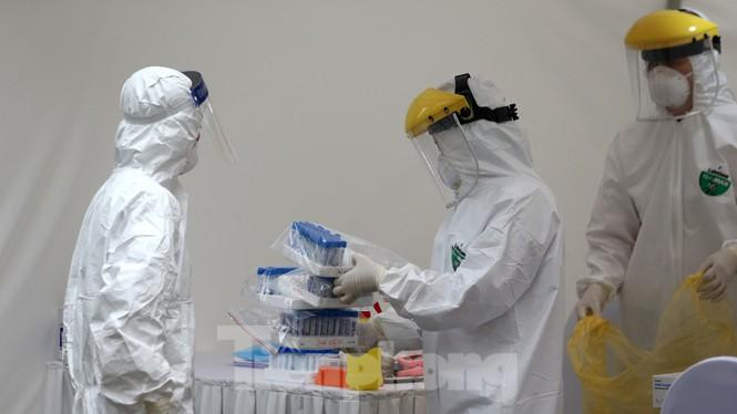 Hỏa tốc: COVID-19 lây lan mạnh trong khu công nghiệp Bộ Y tế khẩn cấp siết chặt phòng dịch