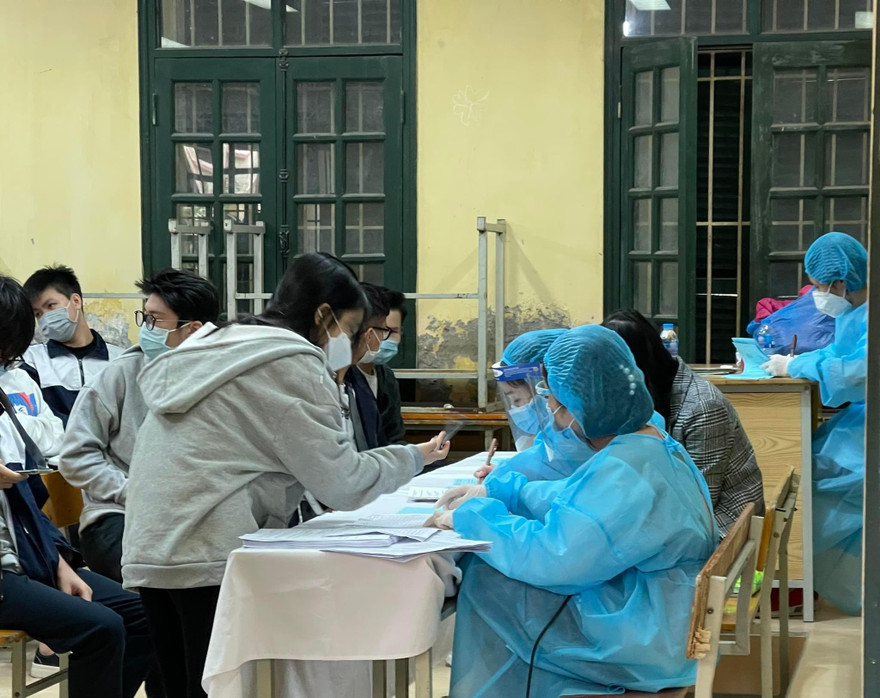 Học sinh được theo dõi sau tiêm vắc xin tại trường THPT Đống Đa (Hà Nội) sáng 23/11 Ảnh: Thái Hà