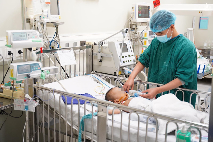 Bé 20 tháng tuổi đang được điều trị hoại tử vùng kín