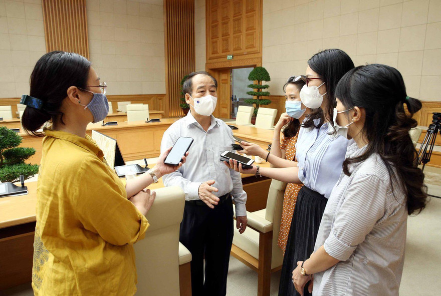 PGS.TS Trần Đắc Phu trả lời báo chí bên lề cuộc họp Ban chỉ đạo phòng chống dịch COVID-19