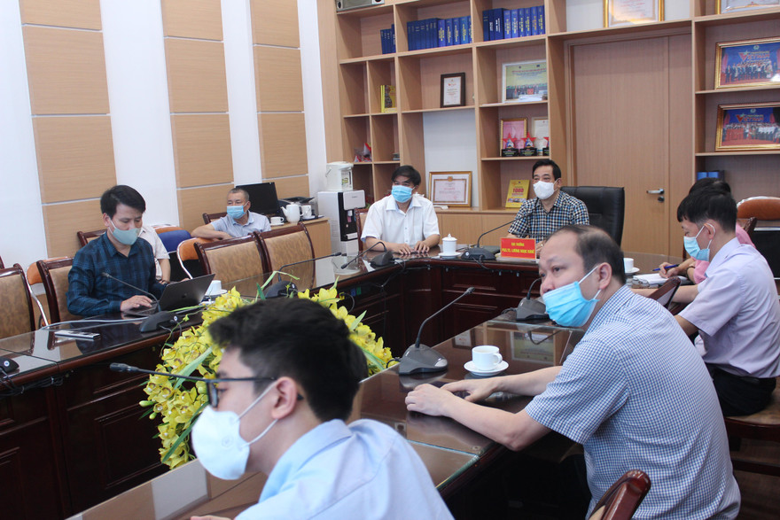 PGS.TS Lương Ngọc Khuê, Cục trưởng Cục Quản lý Khám chữa bệnh- Phó Trưởng tiểu ban điều trị chủ trì buổi hội chẩn điều trị bệnh nhân COVID-19 nặng