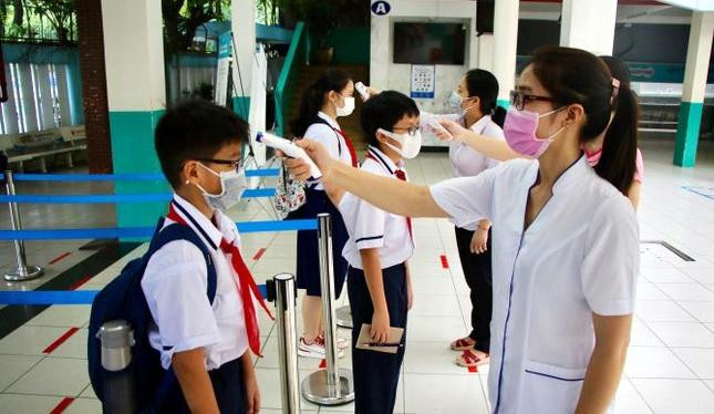 Hà Nội không thể đợi tiêm hết vắc xin hoặc không có COVID-19 mới cho trẻ đi học