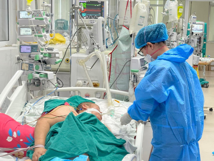 Bệnh nhân COVID-19 nặng Ảnh: Thái Hà