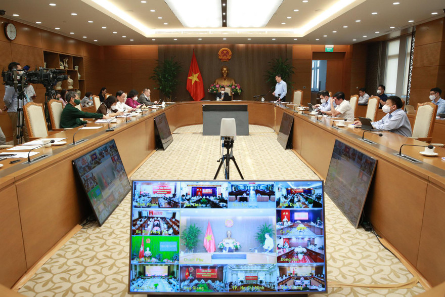 Phó Thủ tướng Vũ Đức Đam chủ trì cuộc họp trực tuyến chiều 26/10 với 19 tỉnh, thành phía Nam. Ảnh: Đình Nam