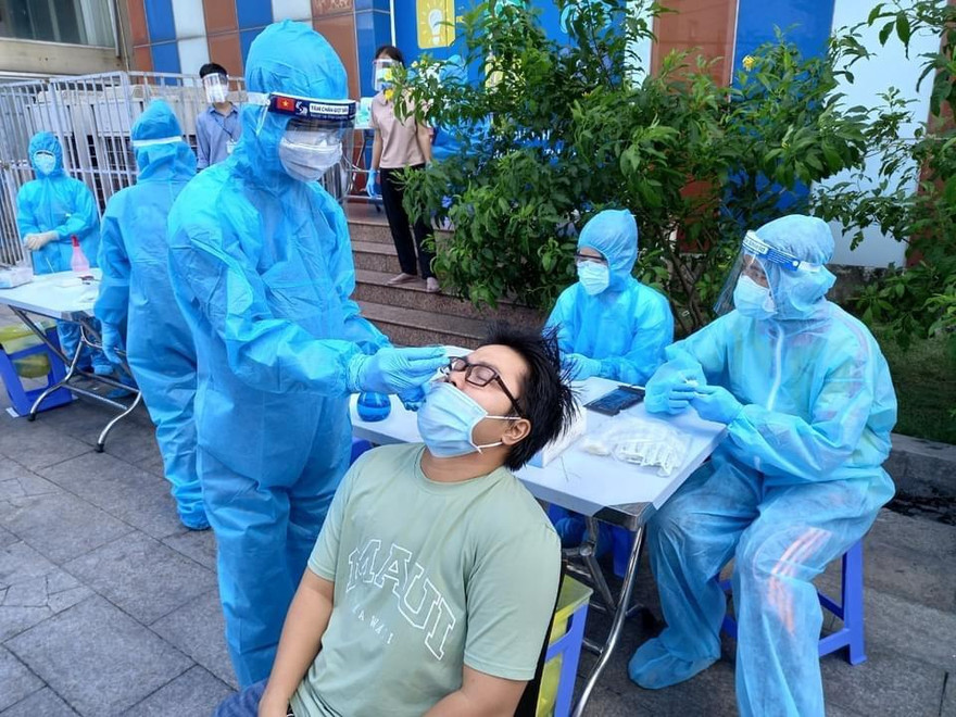 Từ hôm nay Hà Nội xét nghiệm COVID-19 cho 13 nhóm người nguy cơ cao