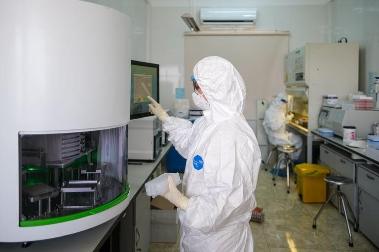 Ngày 28/10 ghi nhận 4.892 ca nhiễm và 1.649 trường hợp khỏi COVID-19