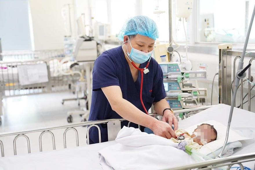 Bố mẹ e ngại dịch COVID-19, nhiều trẻ nhập viện trong tình trạng nguy kịch