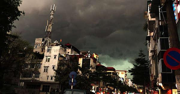 Những cơn dông nhiệt buổi chiều trở thành nỗi ám ảnh của nhiều người dân thủ đô. Ảnh minh họa.