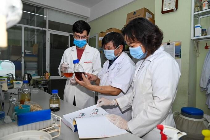 Các nhà khoa học Viện Công nghệ Sinh học, Viện Hàn lâm KH&CN Việt Nam điều chế thành công thuốc điều trị COVID-19 có nguồn gốc từ dược liệu Việt Nam. 