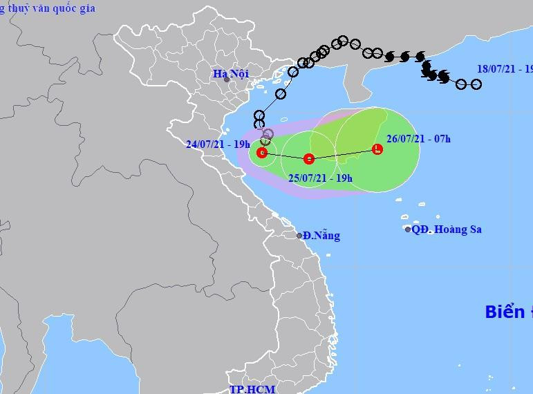 Áp thấp nhiệt đới đi ngược ra Biển Đông trước khi suy yếu thành một vùng áp thấp.