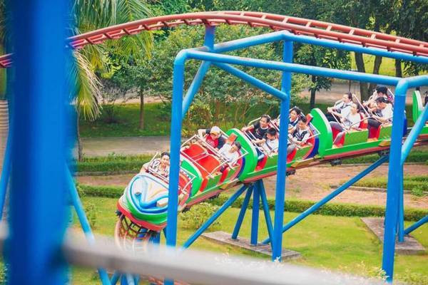 ảnh: Học sinh chơi tàu lượn ở Khu du lịch Đảo Ngọc Xanh khiến 3 em Trường THPT Đông Anh thương vong (Minh hoạ). 