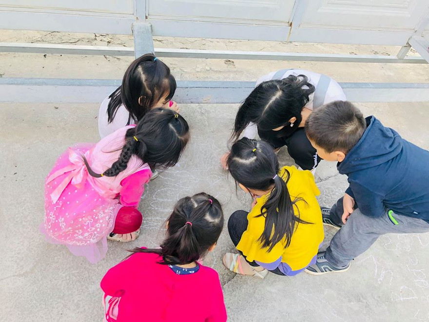 Trẻ mầm non cơ sở này trong một hoạt động giáo dục ngoài trời. 