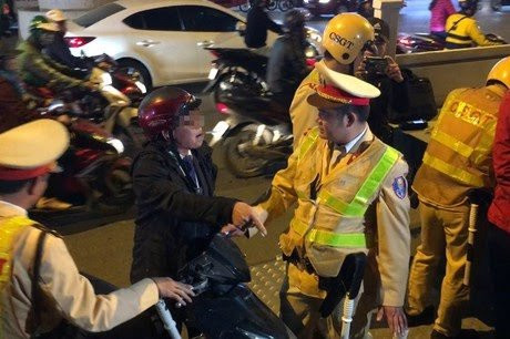 Cảnh sát đo nồng độ cồn người lái xe