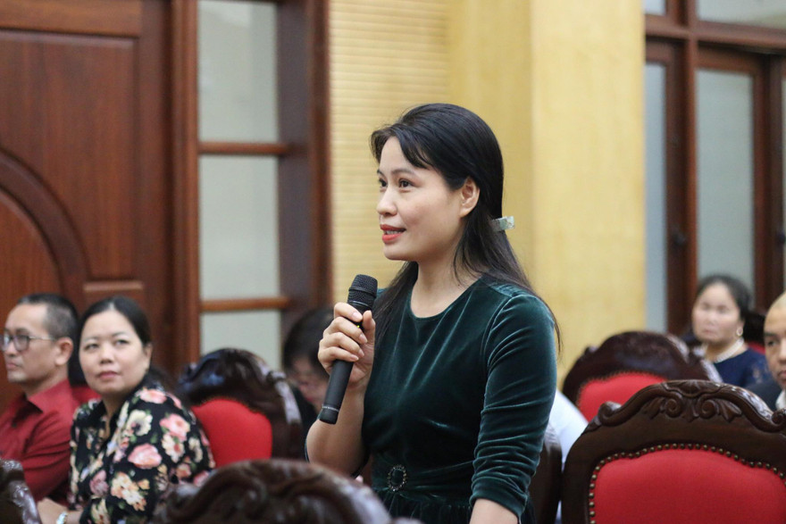 Đại diện trường học đặt câu hỏi với Trưởng phòng GD&ĐT tại buổi đối thoại.