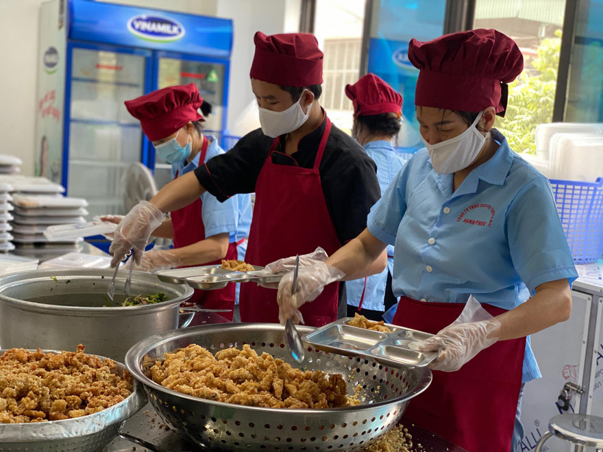 Trường học cung cấp hàng nghìn bữa ăn cho học sinh/ ngày. 