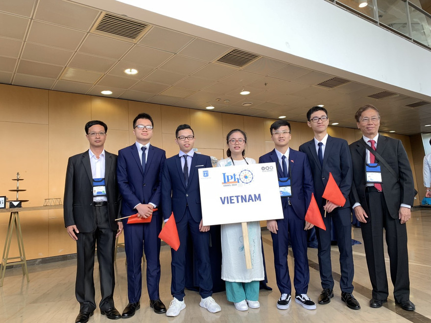 Khánh Linh (áo dài ở giữa), Huy chương Vàng Olympic Vật lý quốc tế 2019