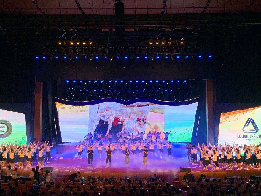 Một tiết mục văn nghệ do học sinh của trường thực hiện