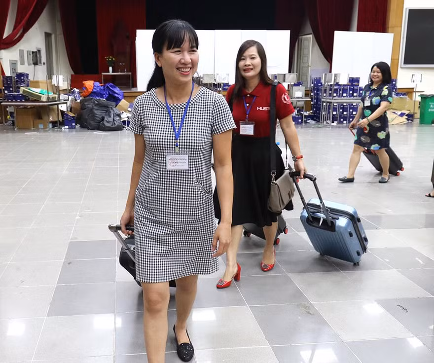 Nụ cười của cán bộ sao in đề thi sau gần 2 tuần bị cách ly