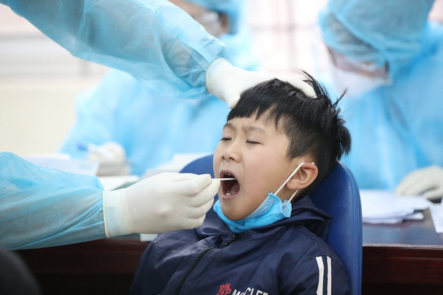 Lấy mẫu xét nghiệm học sinh Trường tiểu học Xuân Phương (Hà Nội).