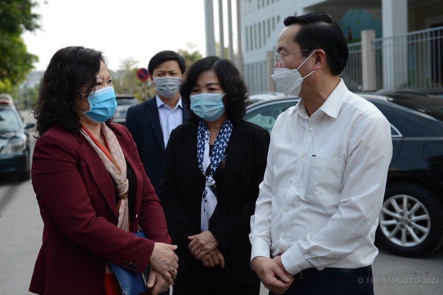 hứ trưởng Ngô Thị Minh thăm, động viên thầy trò đang cách ly ở Trường tiểu học Xuân Phương (Hà Nội).