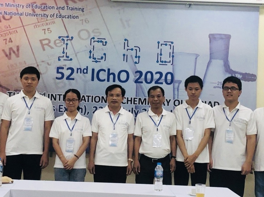 Lãnh đạo Bộ và các "chàng trai Vàng" Olympic quốc tế Hoá học 2020.
