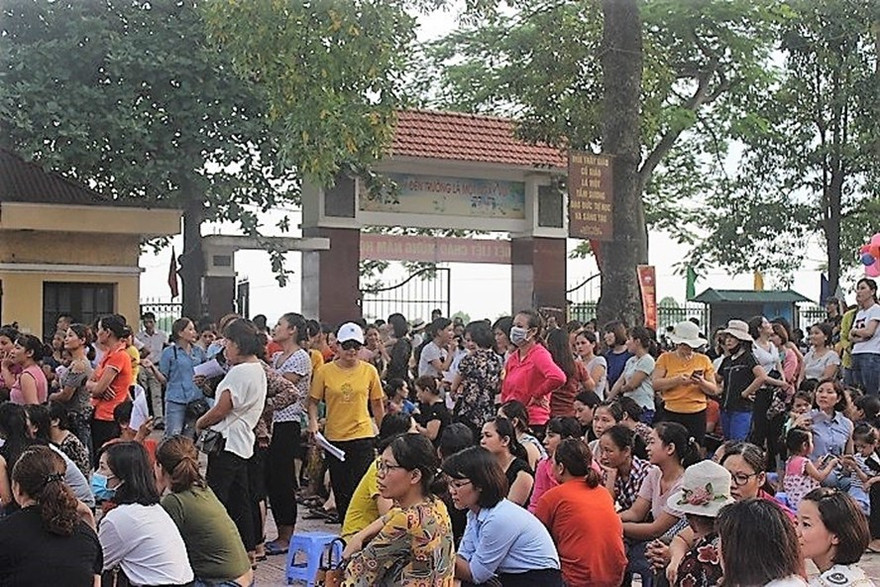 Phụ huynh quây kín sân trường đòi giải thích vì lạm thu đầu năm tại Trường tiểu học Sơn Đồng (Hà Nội)