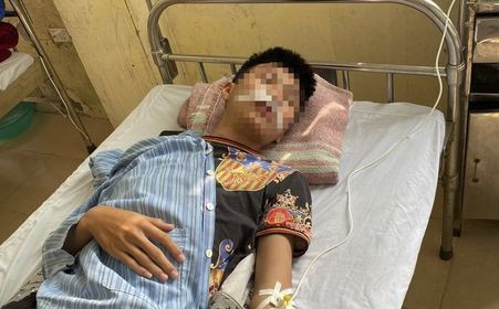 Học sinh bị thương sau xô xát phải nằm viện. 