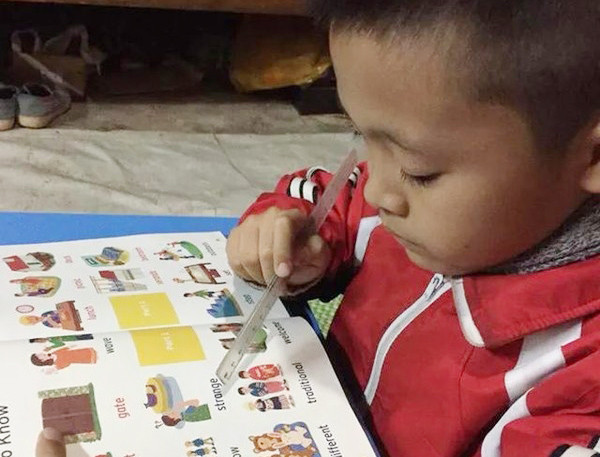 Bé Nguyễn Thành Đạt, học sinh lớp 2, Trường tiểu học & THCS Đồng Sơn, huyện Hoành Bồ (Quảng Ninh) vượt hơn 100km để học tiếng Anh.