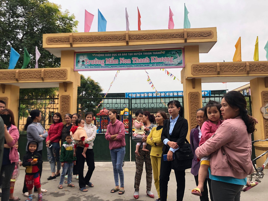 Khi phát hiện trường cho trẻ ăn thực phẩm bẩn, phụ huynh đã bao vây trường và báo công an.