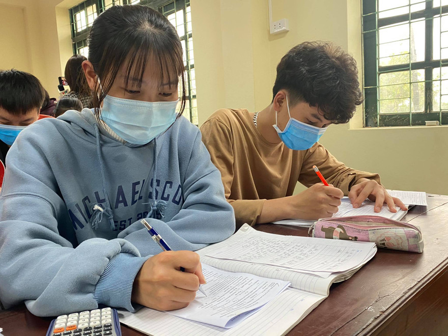 Quay lại trường học, nhiều địa phương yêu cầu học sinh đeo khẩu trang phòng dịch. 