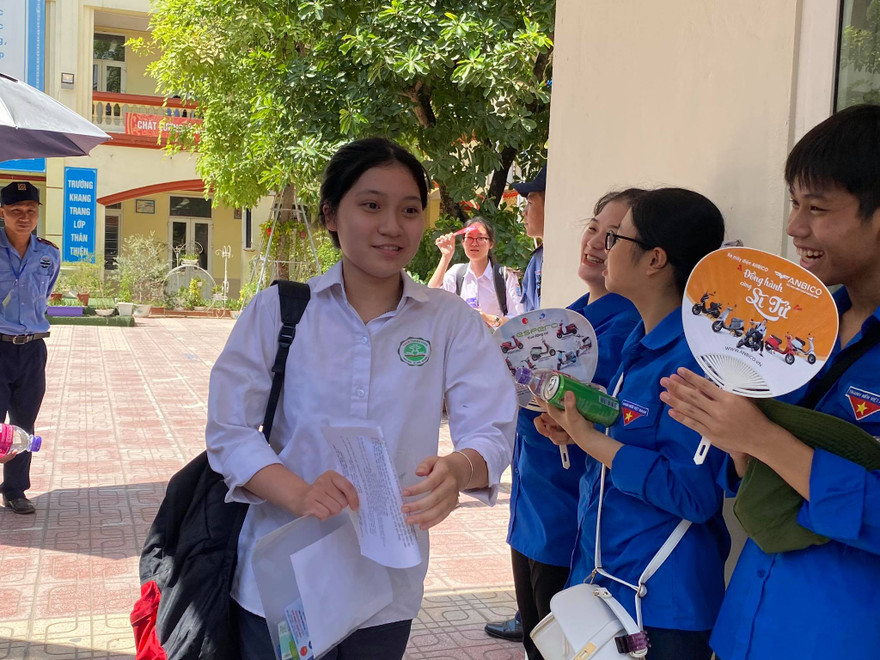 Thí sinh rời phòng thi môn Ngữ văn sáng nay.