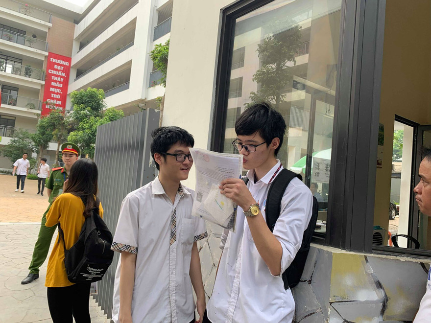  Điểm trung bình môn Ngữ văn là 5.49 điểm