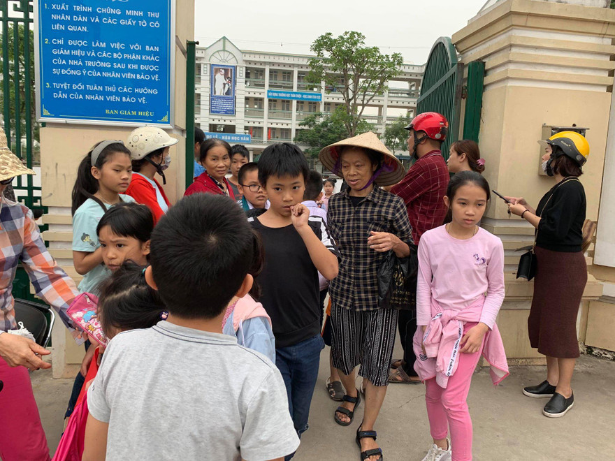 Phụ huynh đón con trưa ngày 5/4