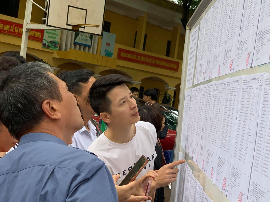 Phụ huynh xem số báo danh cho con