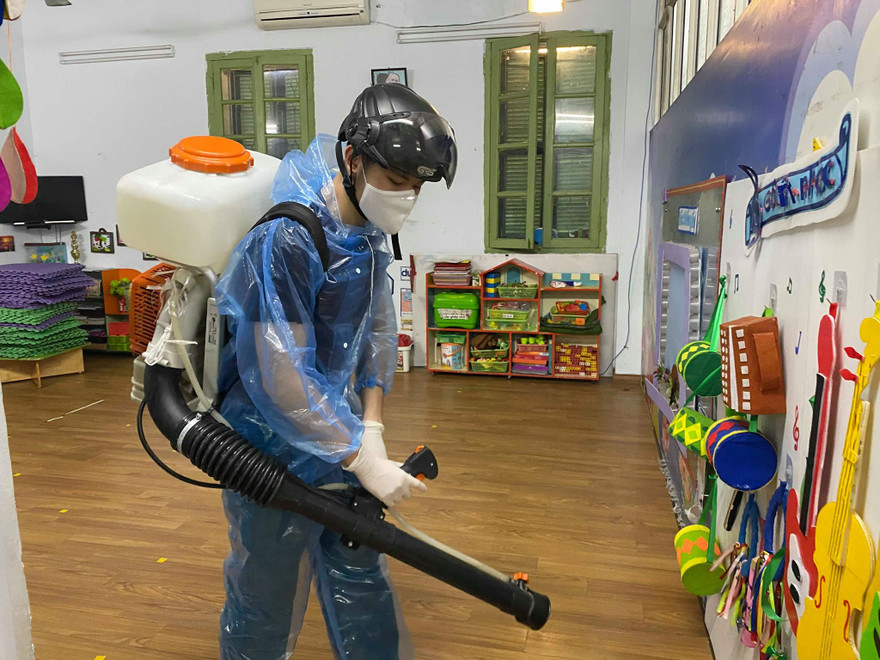 Học sinh nghỉ, các nhà trường tiếp tục vệ sinh trường học.