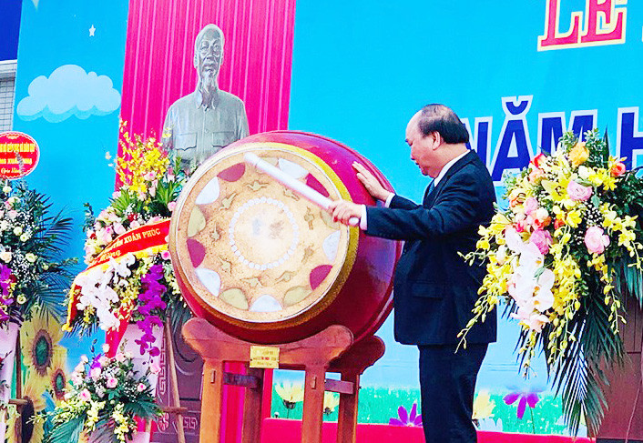Thủ tướng đánh trống khai giảng tại Trường THPT Sơn Tây (Hà Nội)