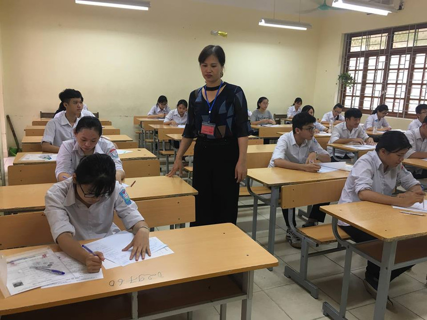 Thí sinh Hà Nội trước giờ thi môn Ngữ văn sáng nay