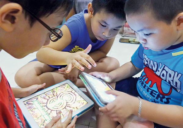 Trẻ nghỉ học, phụ huynh lo không có nguời trông.