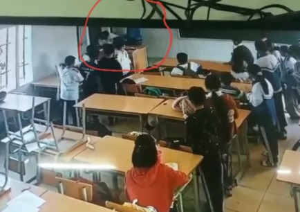 Phụ huynh xông vào lớp đánh học sinh lớp 6.