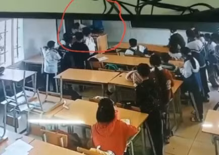 Phụ huynh xông vào lớp đánh học sinh lớp 6.