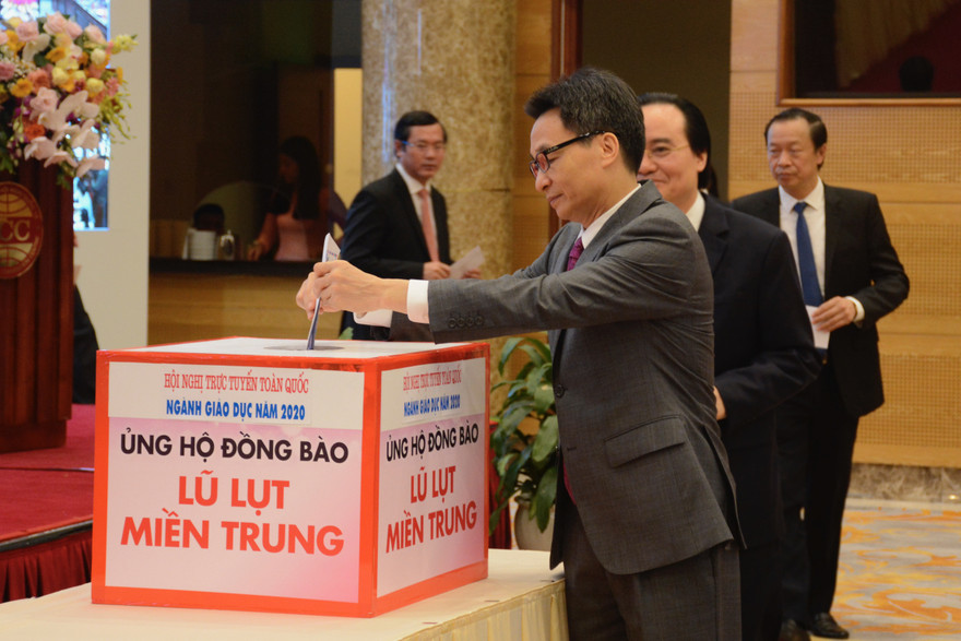 Phó thủ tướng Vũ Đức Đam cùng lãnh đạo Bộ GD&ĐT quyên góp ủng hộ học sinh miền trung sáng 31/10.