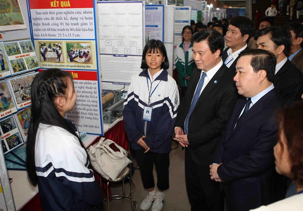 Học sinh giới thiệu dự án khoa học của mình.